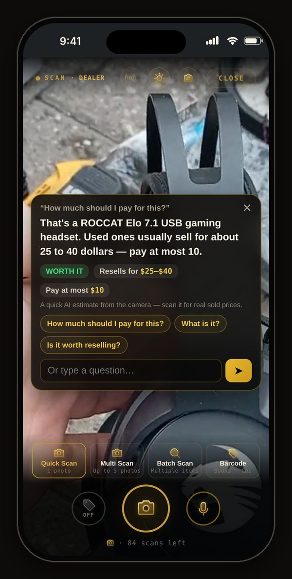 Assistant vocal dans le scanner FlipTip : la question « Combien je devrais payer pour ça ? » posée devant un casque gaming, et la réponse vocale — micro-casque USB ROCCAT Elo 7.1, se revend d'occasion environ 25 $–40 $, payer au maximum 10 $, ÇA VAUT LE COUP — avec des suggestions de questions rapides